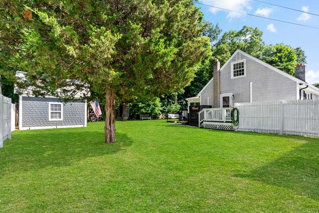 80 Briggs Ln, Tiverton, RI 02878