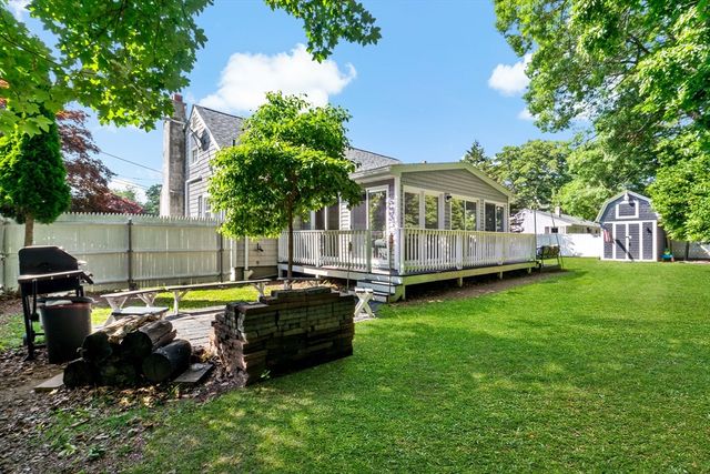 80 Briggs Ln, Tiverton, RI 02878
