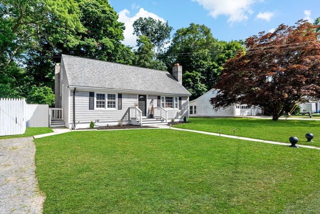 80 Briggs Ln, Tiverton, RI 02878