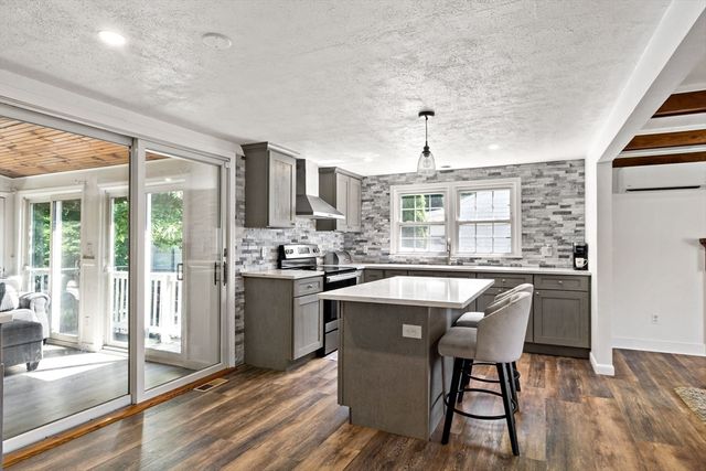 80 Briggs Ln, Tiverton, RI 02878