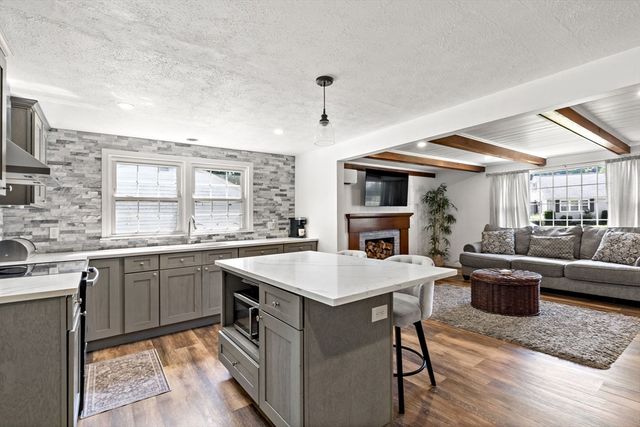 80 Briggs Ln, Tiverton, RI 02878
