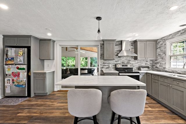 80 Briggs Ln, Tiverton, RI 02878