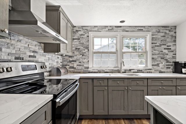 80 Briggs Ln, Tiverton, RI 02878