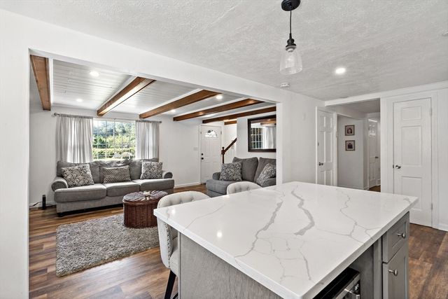 80 Briggs Ln, Tiverton, RI 02878
