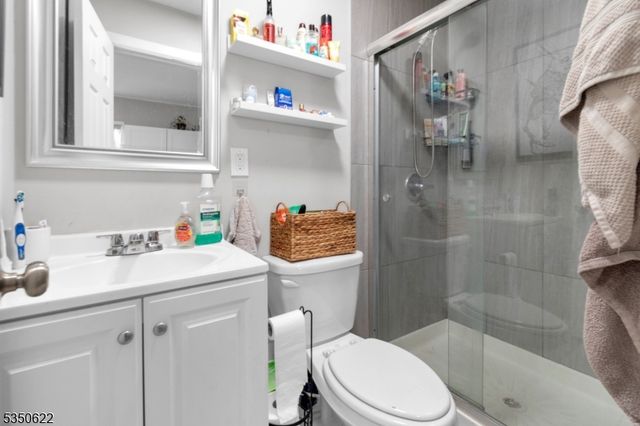 26 Grand St, Garfield City, NJ 07026
