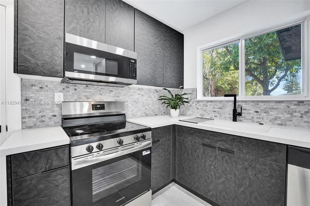 680 SW 29th Ter, Fort Lauderdale, FL 33312