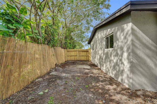 680 SW 29th Ter, Fort Lauderdale, FL 33312