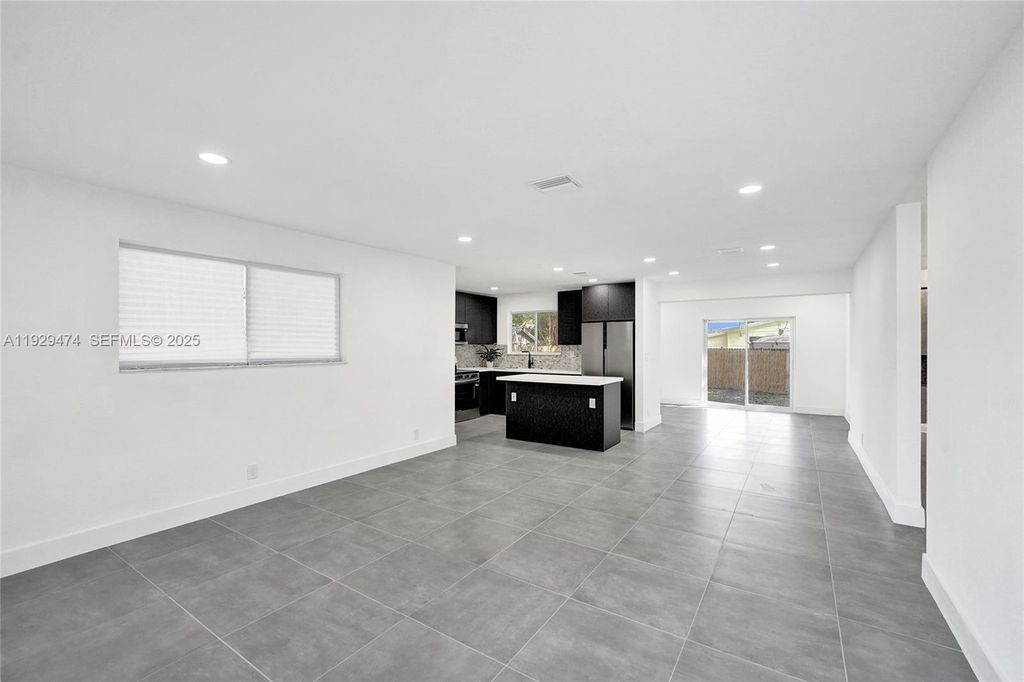 Image 11 of property listing at 680 SW 29th Ter, Fort Lauderdale, FL 33312