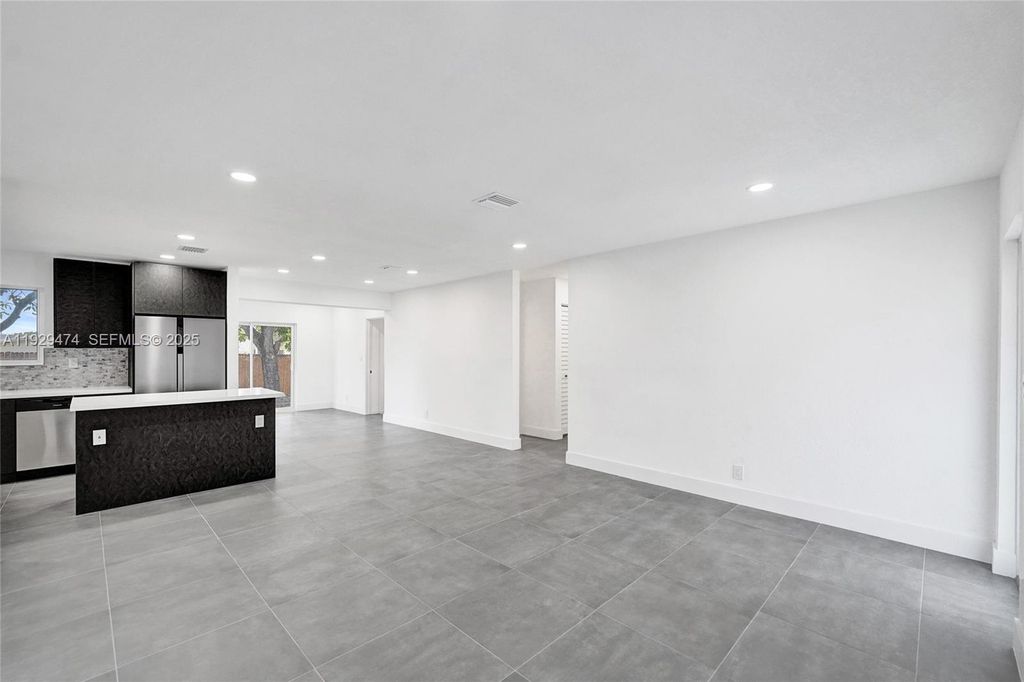 Image 12 of property listing at 680 SW 29th Ter, Fort Lauderdale, FL 33312