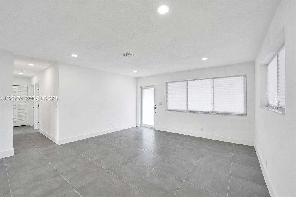 Image 13 of property listing at 680 SW 29th Ter, Fort Lauderdale, FL 33312