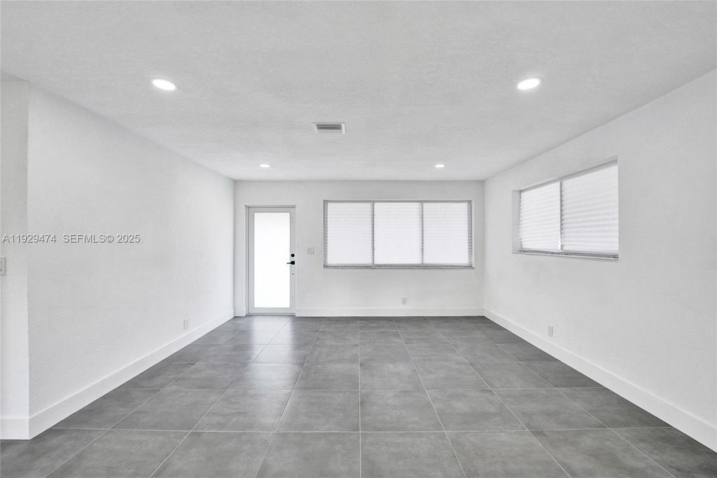 Image 14 of property listing at 680 SW 29th Ter, Fort Lauderdale, FL 33312