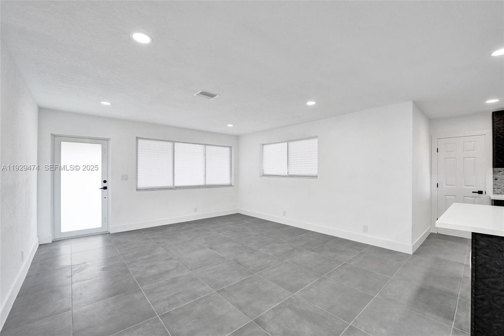 Image 15 of property listing at 680 SW 29th Ter, Fort Lauderdale, FL 33312