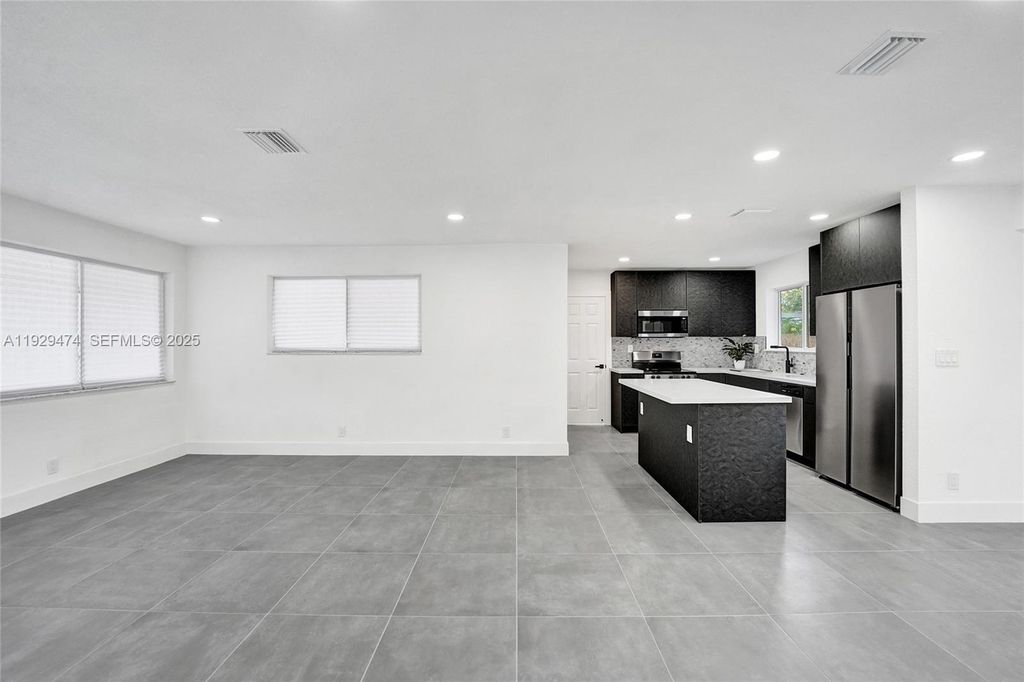 Image 16 of property listing at 680 SW 29th Ter, Fort Lauderdale, FL 33312