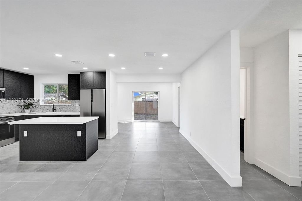 Image 18 of property listing at 680 SW 29th Ter, Fort Lauderdale, FL 33312