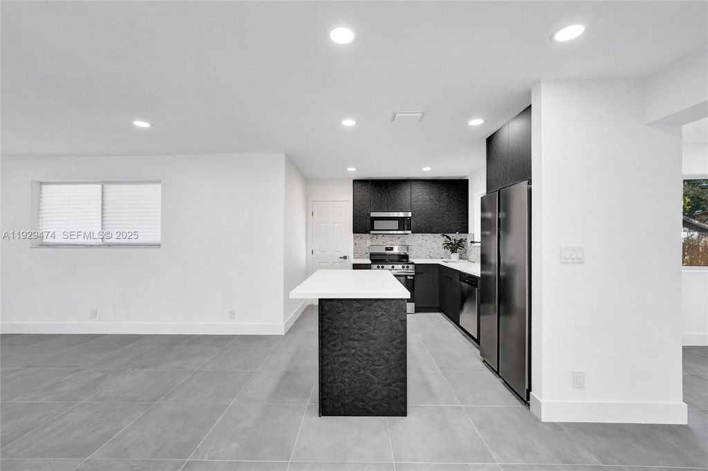 Image 19 of property listing at 680 SW 29th Ter, Fort Lauderdale, FL 33312