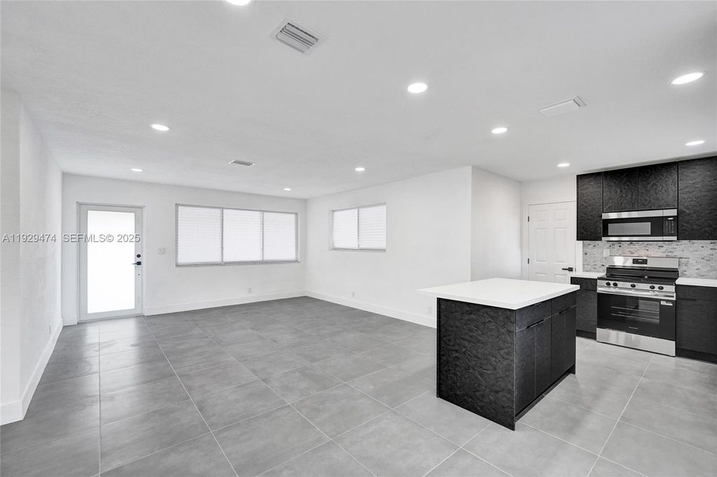 Image 20 of property listing at 680 SW 29th Ter, Fort Lauderdale, FL 33312