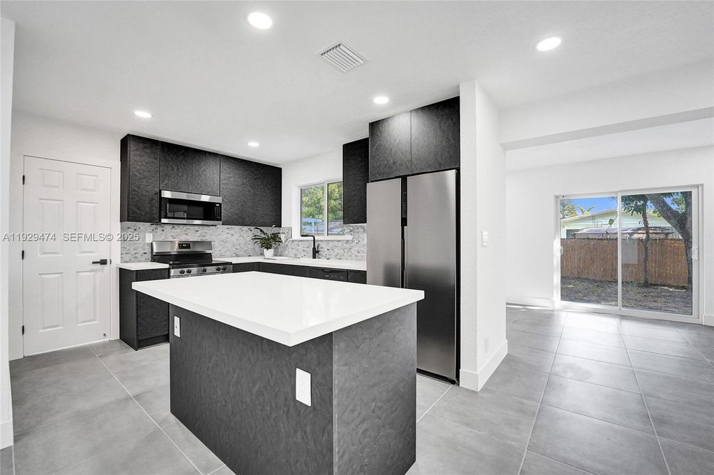 Image 21 of property listing at 680 SW 29th Ter, Fort Lauderdale, FL 33312