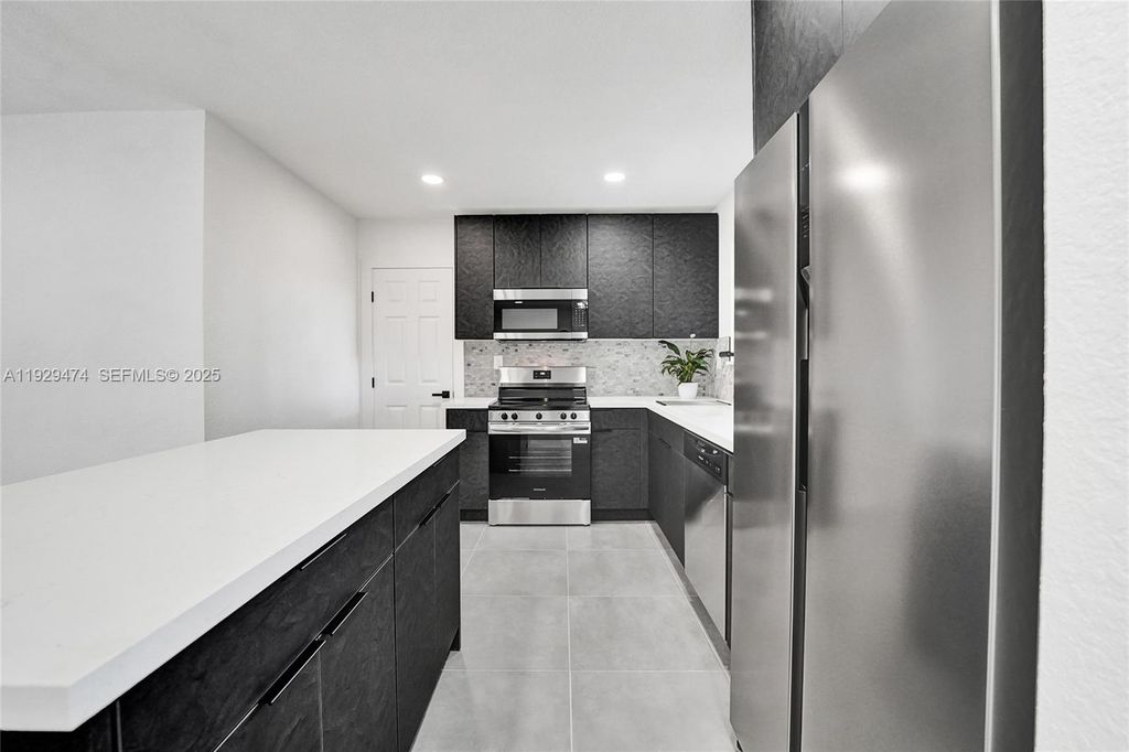 Image 22 of property listing at 680 SW 29th Ter, Fort Lauderdale, FL 33312