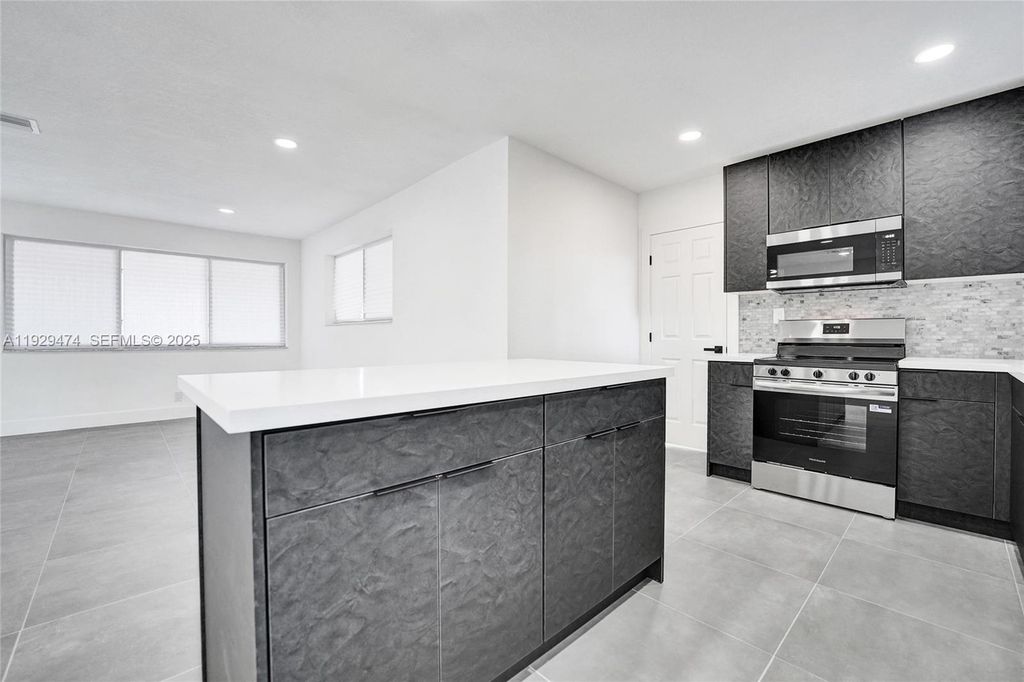 Image 23 of property listing at 680 SW 29th Ter, Fort Lauderdale, FL 33312