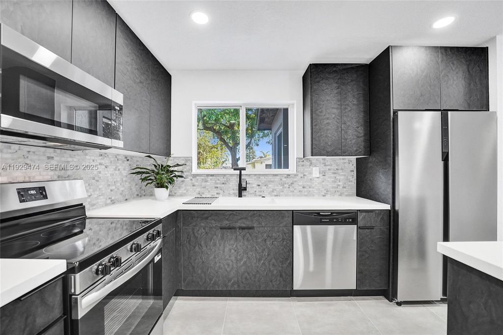 Image 27 of property listing at 680 SW 29th Ter, Fort Lauderdale, FL 33312