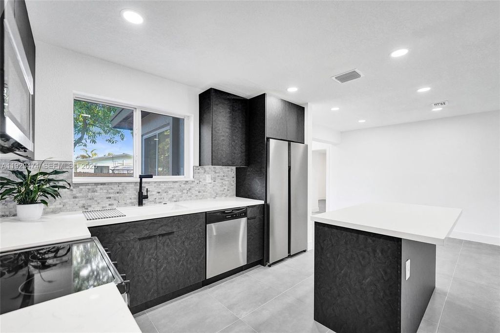 Image 28 of property listing at 680 SW 29th Ter, Fort Lauderdale, FL 33312