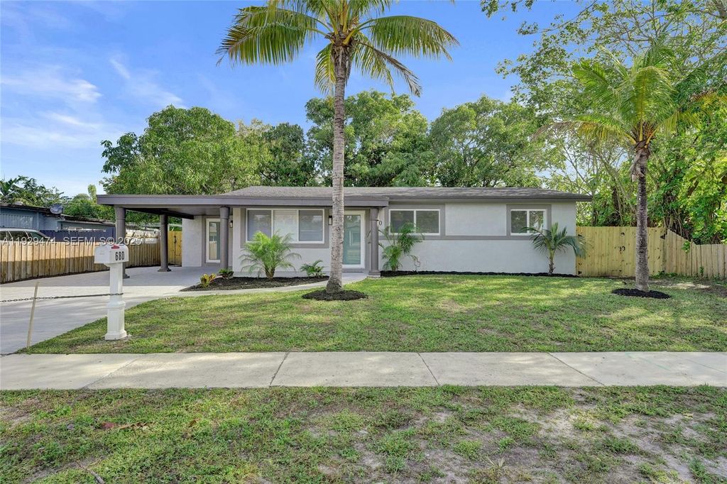 Image 3 of property listing at 680 SW 29th Ter, Fort Lauderdale, FL 33312