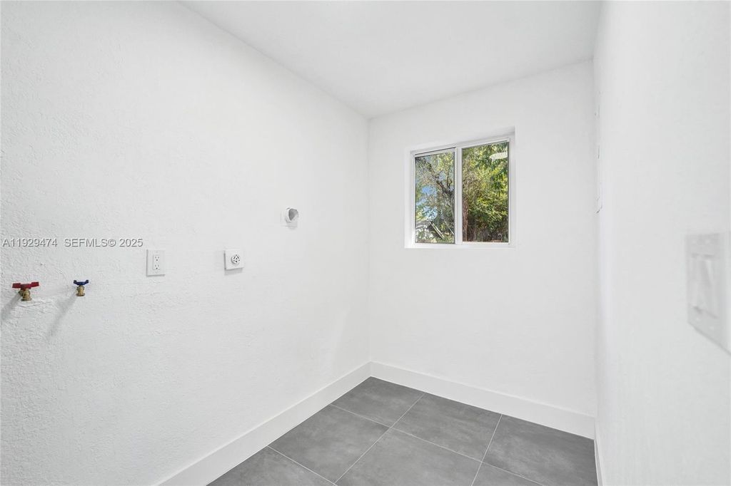 Image 30 of property listing at 680 SW 29th Ter, Fort Lauderdale, FL 33312