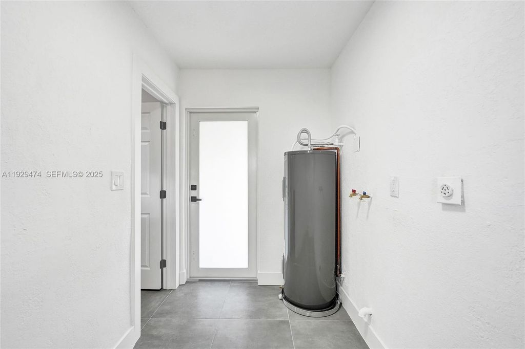 Image 31 of property listing at 680 SW 29th Ter, Fort Lauderdale, FL 33312