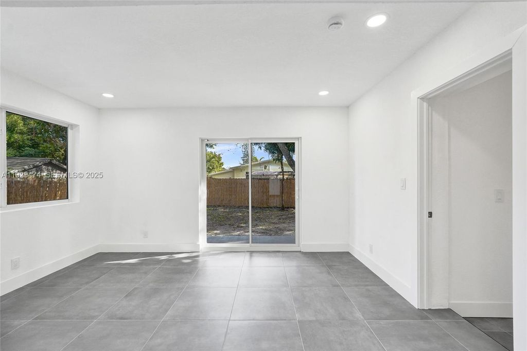 Image 32 of property listing at 680 SW 29th Ter, Fort Lauderdale, FL 33312