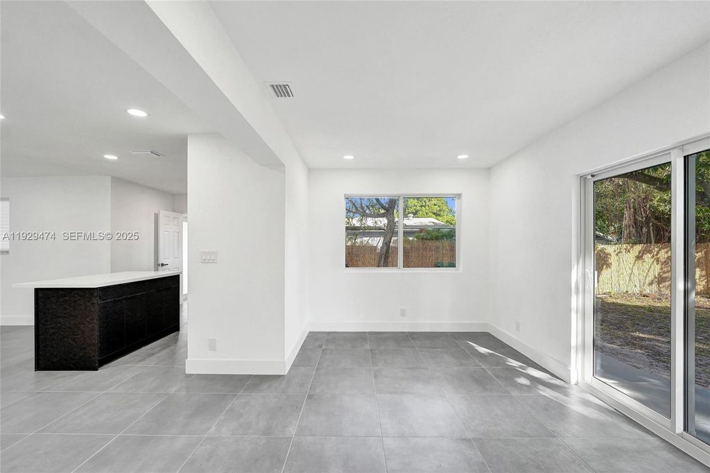 Image 34 of property listing at 680 SW 29th Ter, Fort Lauderdale, FL 33312