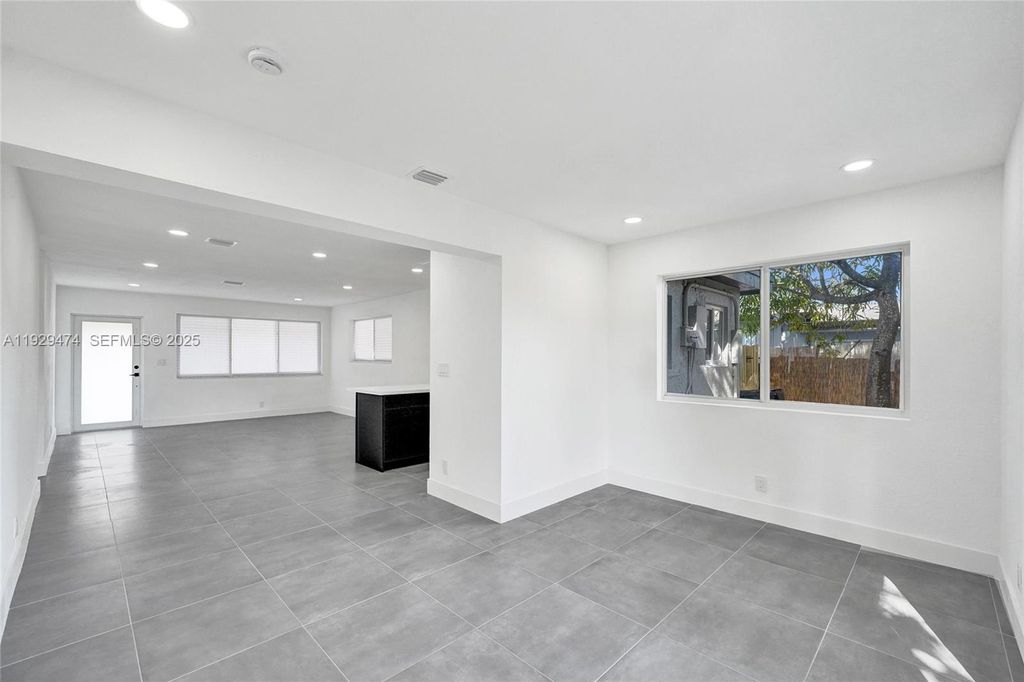 Image 35 of property listing at 680 SW 29th Ter, Fort Lauderdale, FL 33312