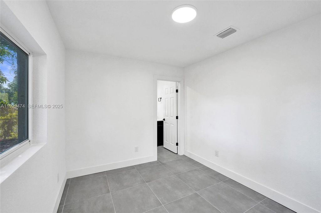 Image 39 of property listing at 680 SW 29th Ter, Fort Lauderdale, FL 33312