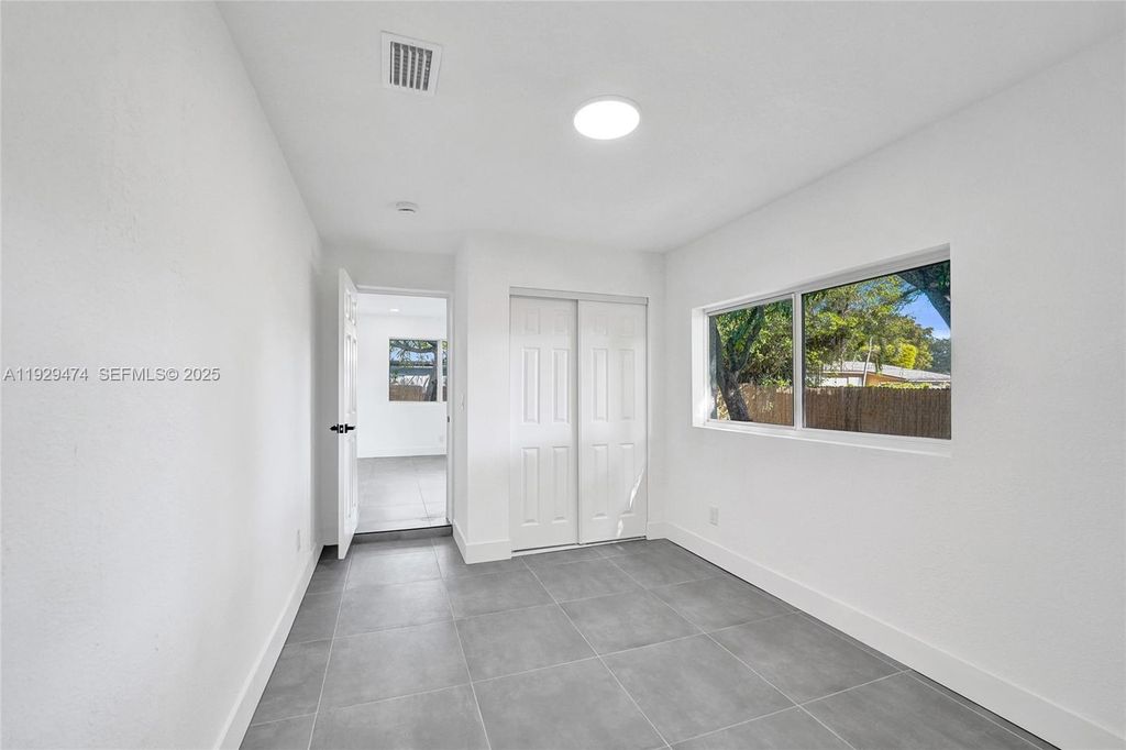 Image 41 of property listing at 680 SW 29th Ter, Fort Lauderdale, FL 33312
