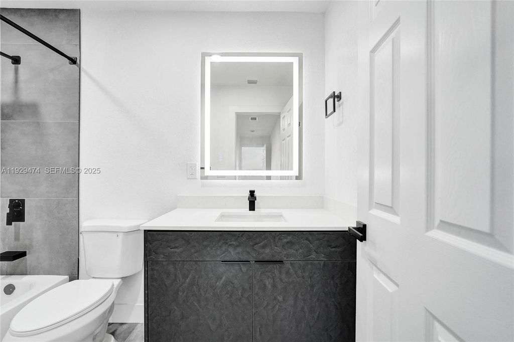 Image 43 of property listing at 680 SW 29th Ter, Fort Lauderdale, FL 33312