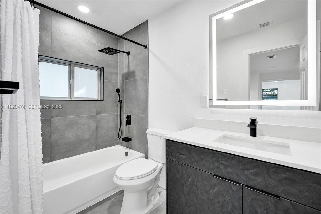 Image 44 of property listing at 680 SW 29th Ter, Fort Lauderdale, FL 33312