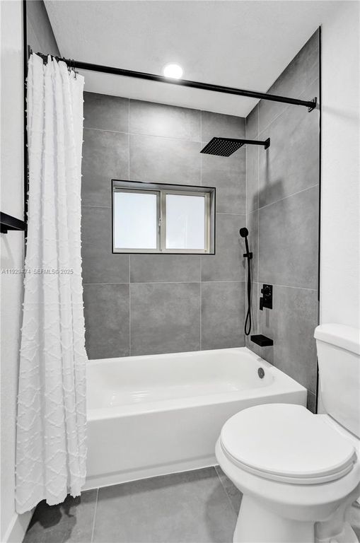 Image 45 of property listing at 680 SW 29th Ter, Fort Lauderdale, FL 33312