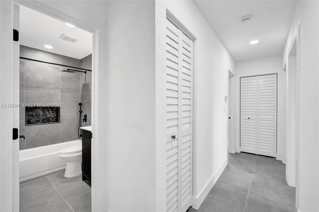 Image 46 of property listing at 680 SW 29th Ter, Fort Lauderdale, FL 33312