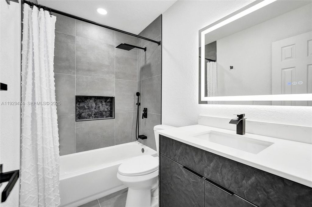 Image 47 of property listing at 680 SW 29th Ter, Fort Lauderdale, FL 33312