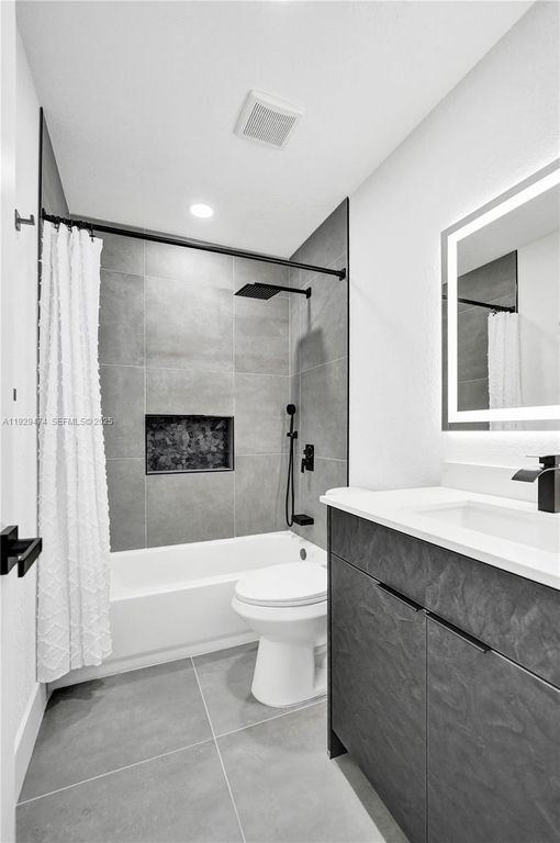 Image 48 of property listing at 680 SW 29th Ter, Fort Lauderdale, FL 33312