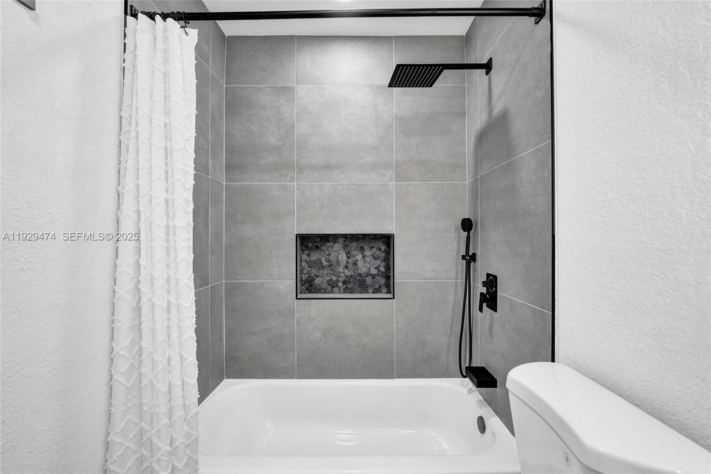 Image 49 of property listing at 680 SW 29th Ter, Fort Lauderdale, FL 33312