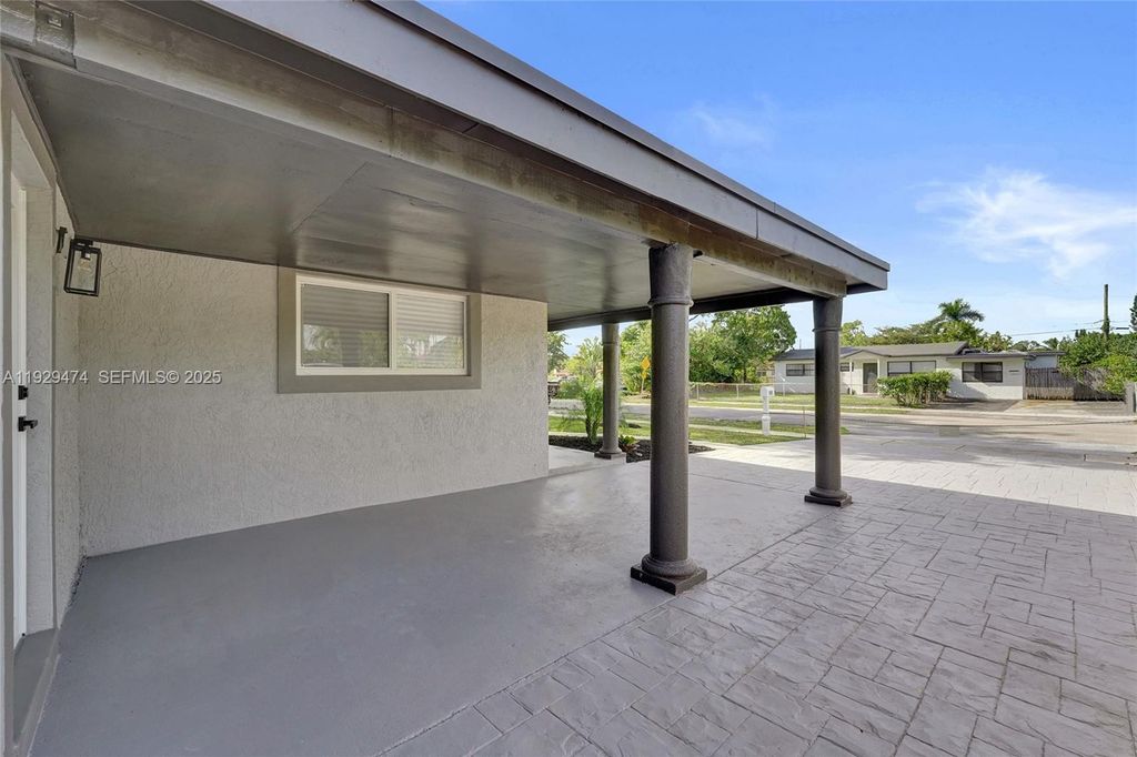 Image 5 of property listing at 680 SW 29th Ter, Fort Lauderdale, FL 33312
