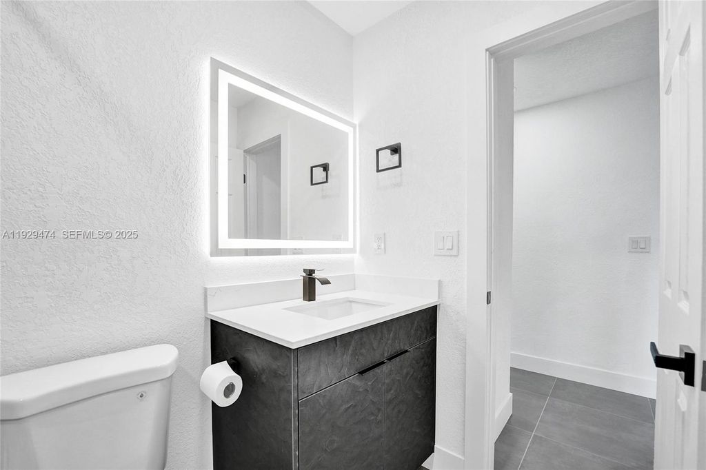 Image 50 of property listing at 680 SW 29th Ter, Fort Lauderdale, FL 33312