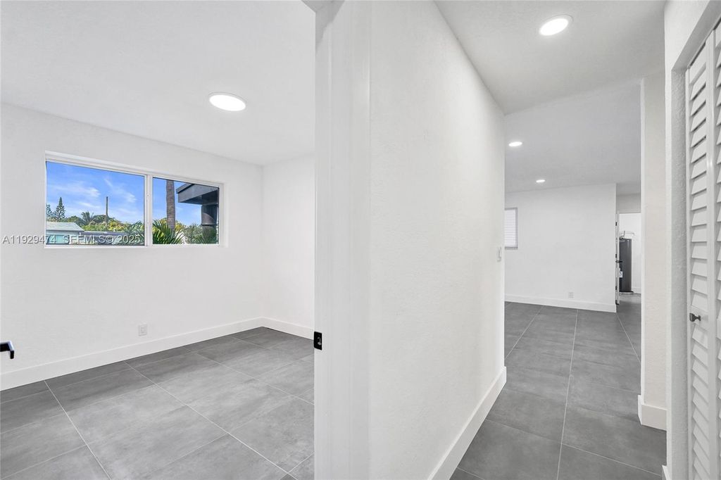 Image 51 of property listing at 680 SW 29th Ter, Fort Lauderdale, FL 33312