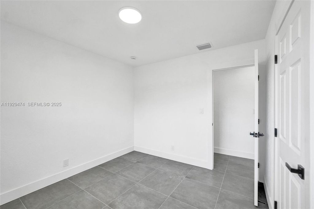 Image 53 of property listing at 680 SW 29th Ter, Fort Lauderdale, FL 33312