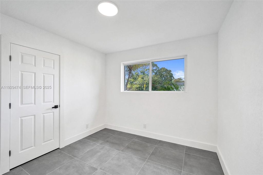 Image 54 of property listing at 680 SW 29th Ter, Fort Lauderdale, FL 33312