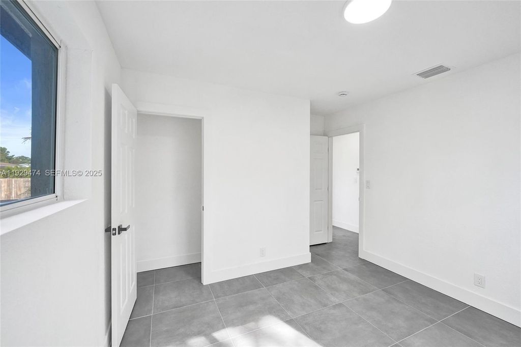 Image 58 of property listing at 680 SW 29th Ter, Fort Lauderdale, FL 33312