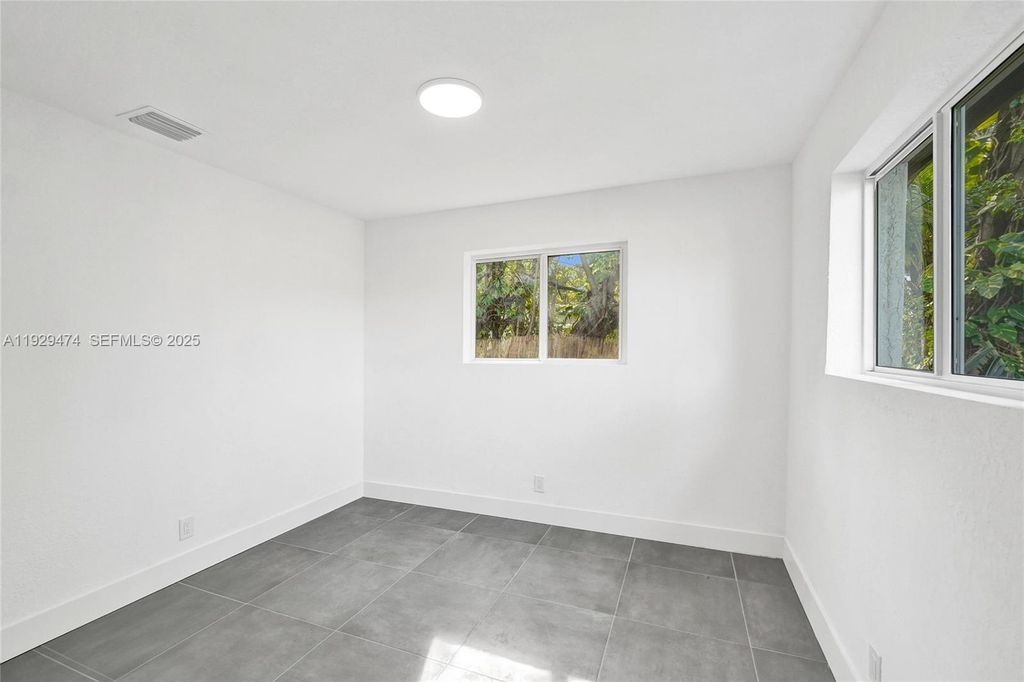 Image 59 of property listing at 680 SW 29th Ter, Fort Lauderdale, FL 33312