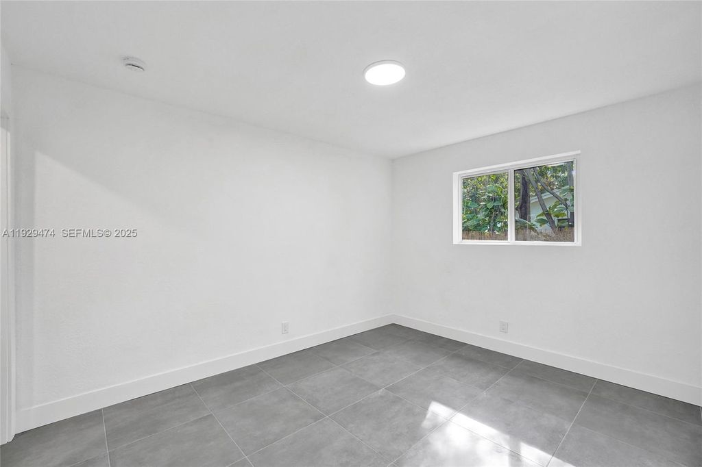 Image 60 of property listing at 680 SW 29th Ter, Fort Lauderdale, FL 33312