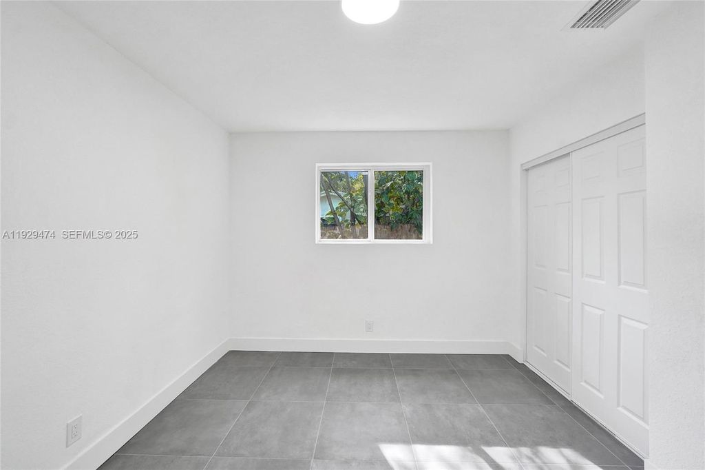 Image 61 of property listing at 680 SW 29th Ter, Fort Lauderdale, FL 33312