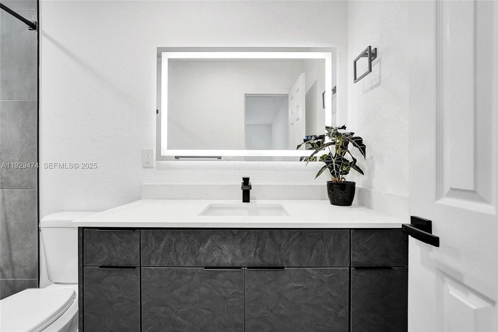 Image 66 of property listing at 680 SW 29th Ter, Fort Lauderdale, FL 33312